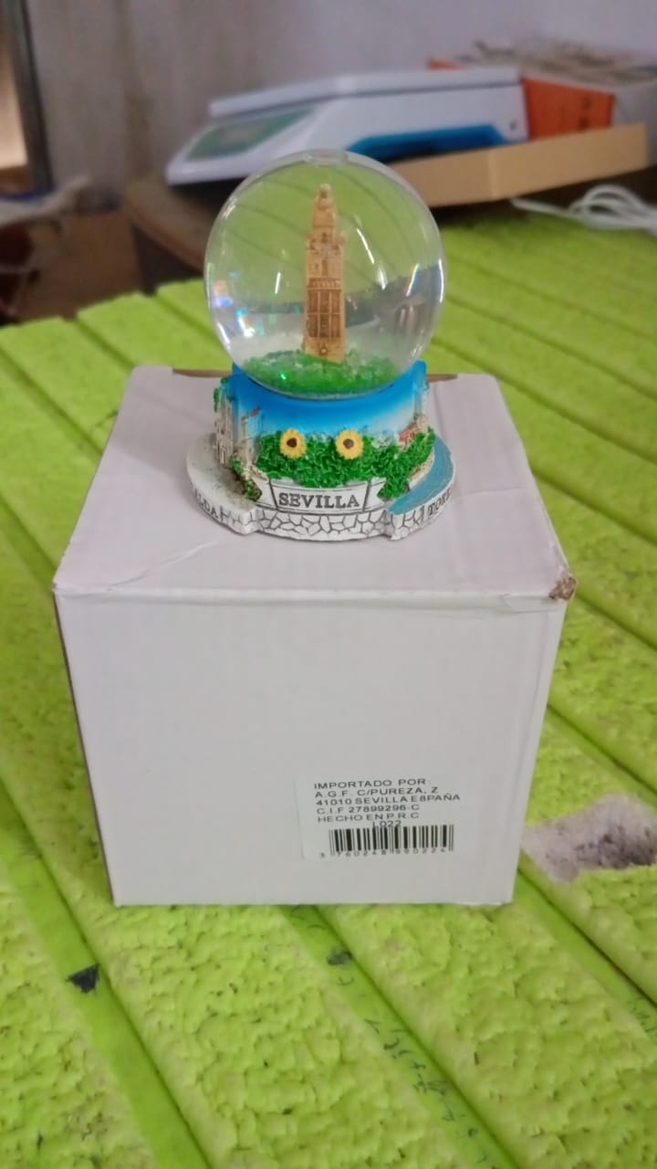 Charming Desk Snow Globe Souvenir Decoration - Perfect Gift for All Occasions